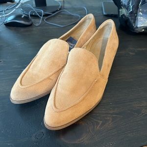 Universal Thread Women’s Lucero Loafters. Microsuede Camel/Tan color. NWT